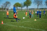 Paasactiviteit voor S.K.N.W.K. JO9-1 en JO7-1 op 2e paasdag (88/141)